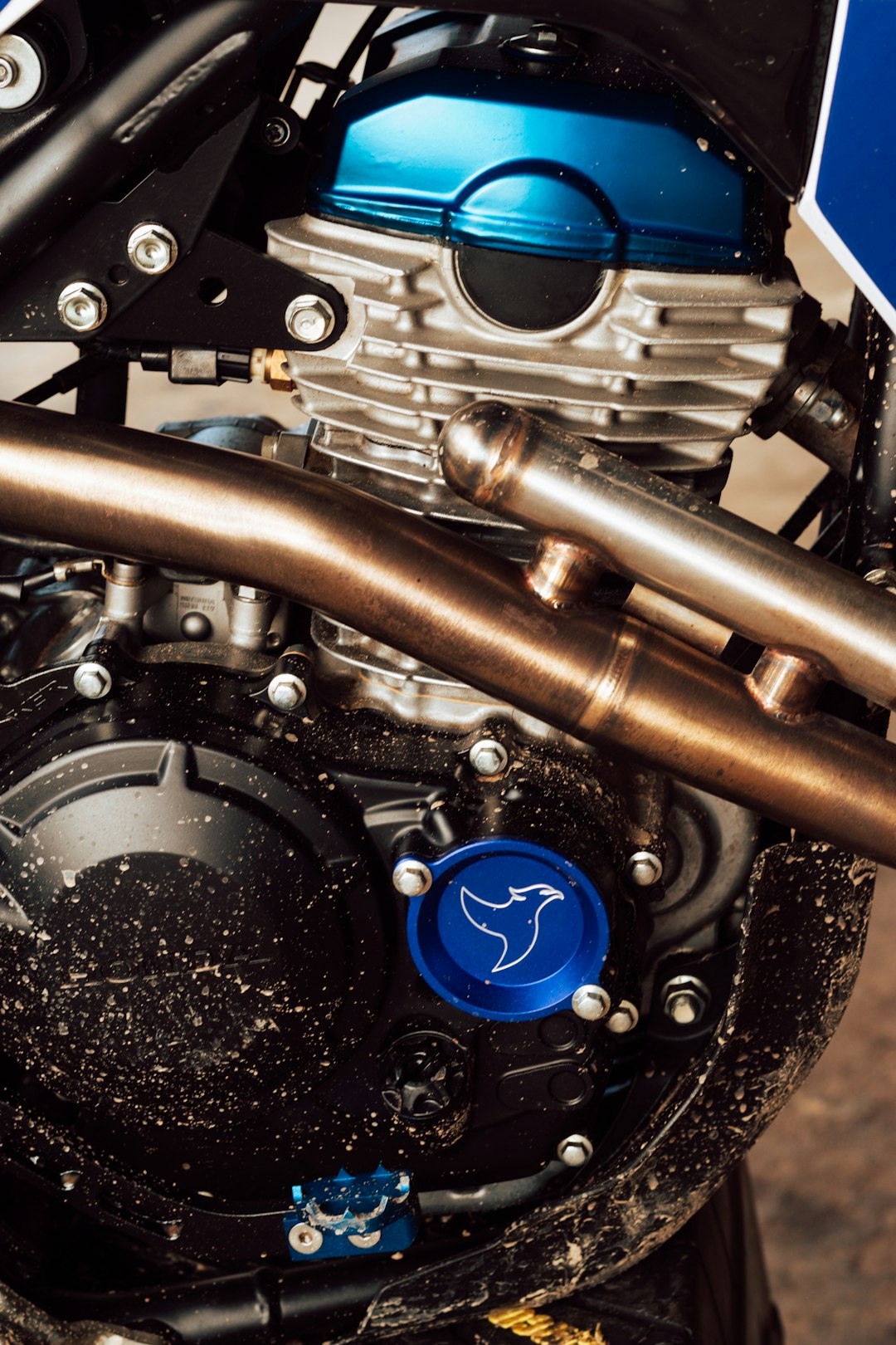 blue-and-silver-car-engine-h0ifjuyyoh8