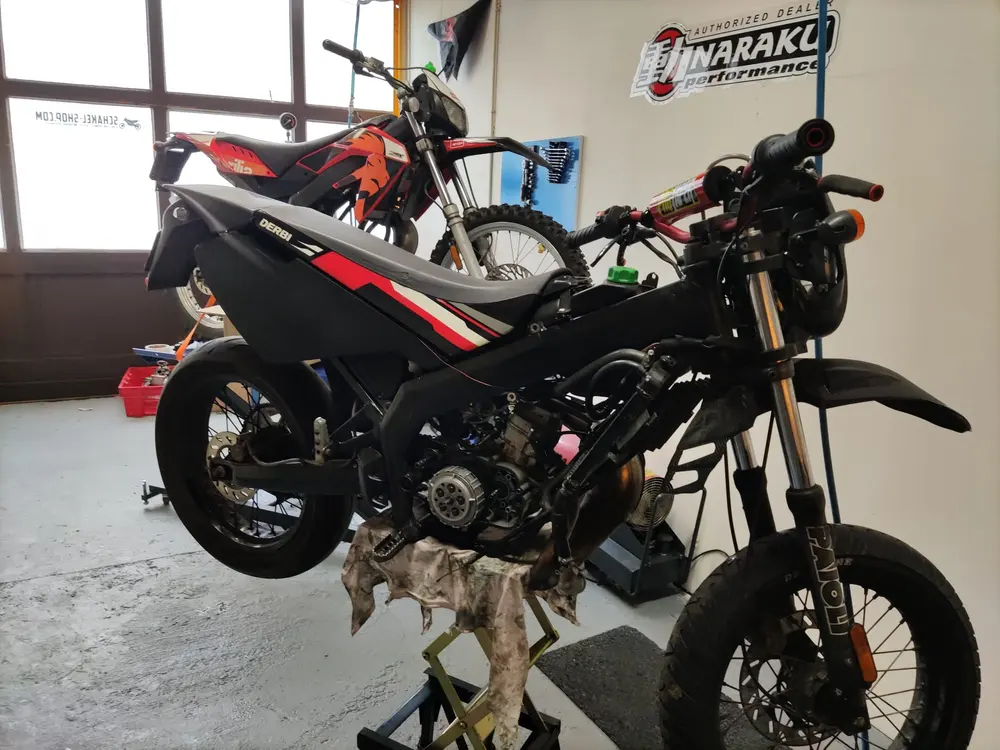 Motoronderdelen in de werkplaats voor afwerking