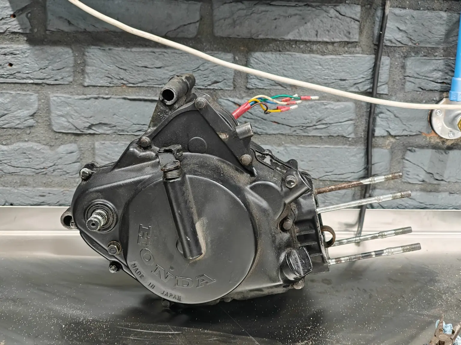 Vervuild Honda-motorblok vóór het stralen, koppelingszijde