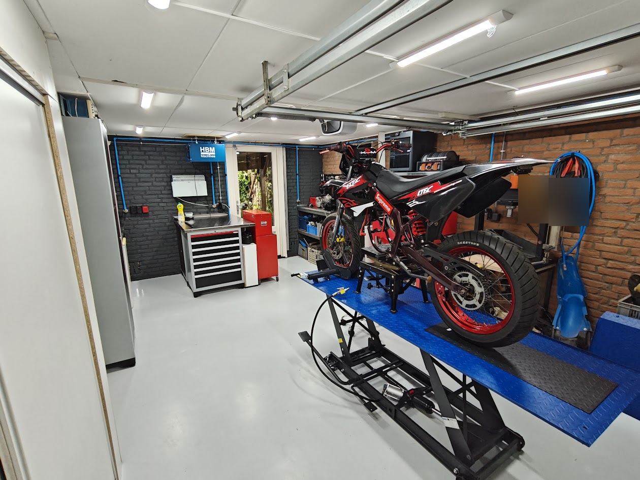 Motor in de werkplaats van Schakel-shop met geblurde kentekens