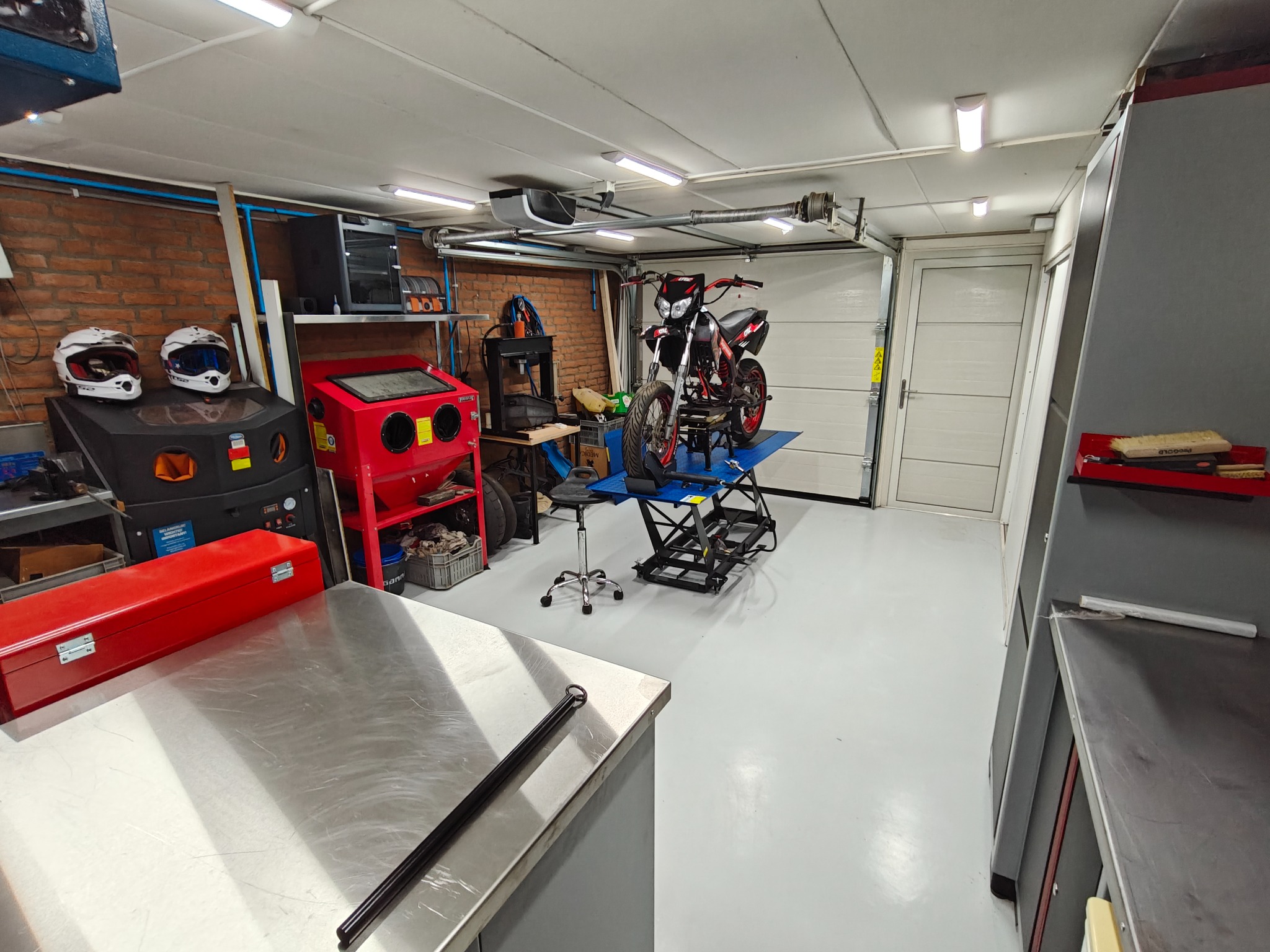 Motor op de hefbrug in de werkplaats van Schakel-shop in Raalte