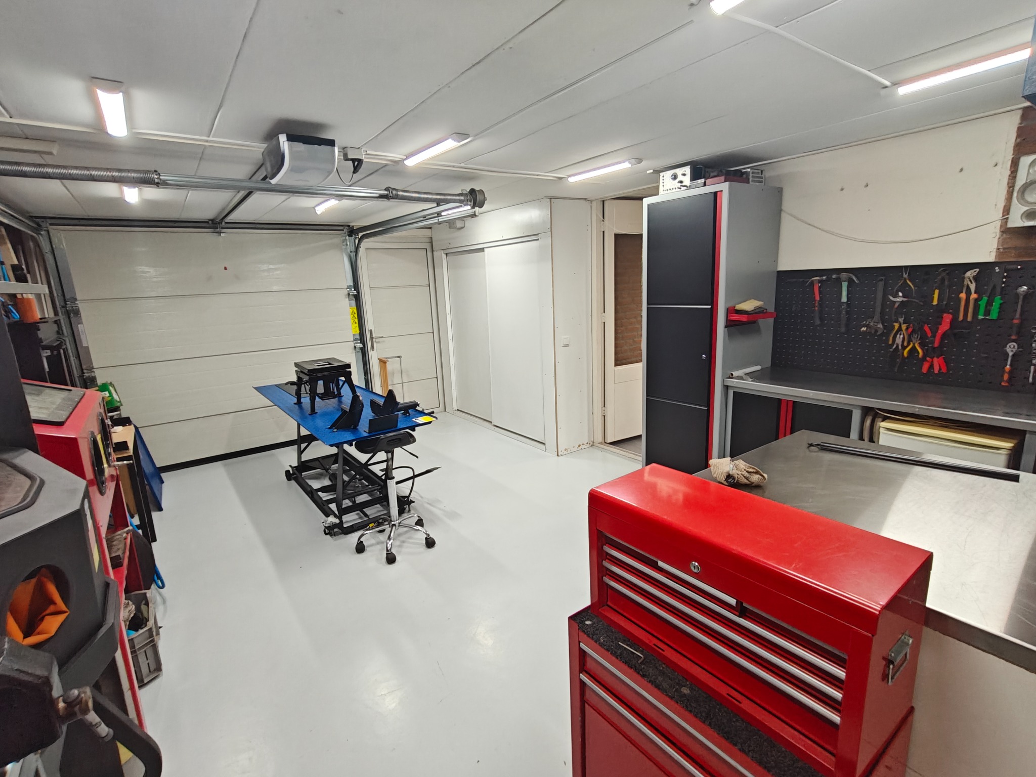 Overzicht van de werkplaats van Schakel-shop in Raalte